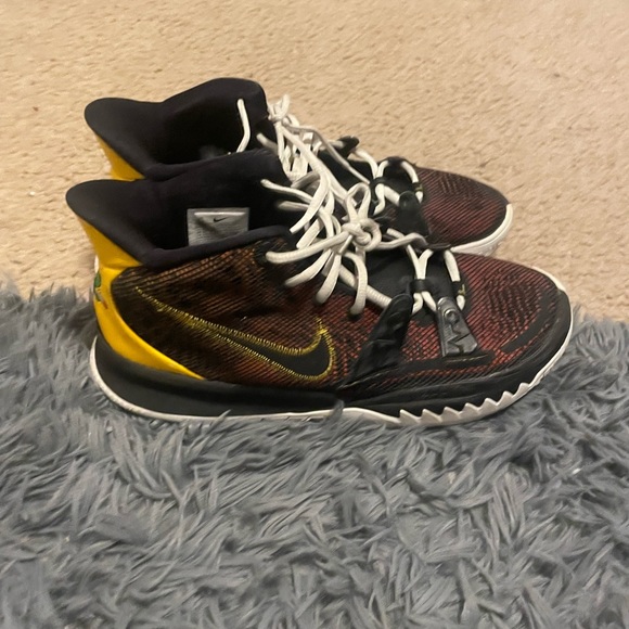 Kyries 7 size 9'5 - Picture 6 of 8